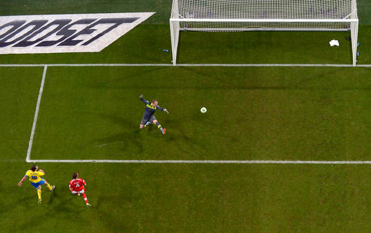 Sveriges Zlatan Ibrahimovic gör 2-1 bakom Österrikes