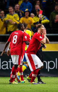 Österrikes Marko Arnautovic reagerar när han får rött