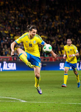 Sveriges Zlatan Ibrahimovic tar ner bollen i straffområdet