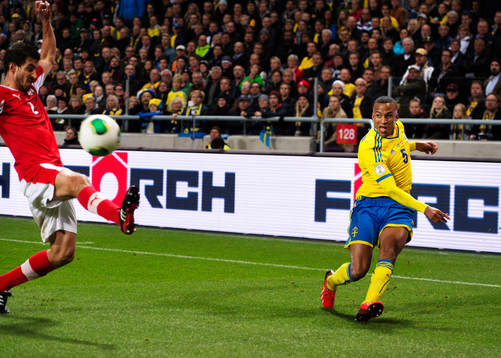 Sveriges Martin Olsson slår ett inlägg