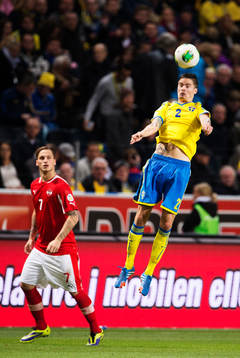 Sveriges Mikael Lustig nickar bollen