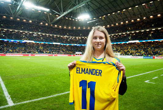En tjej som fick motta Johan Elmanders matchtröja