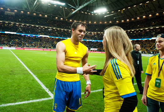 Johan Elmander lämnar över sin matchtröja till en tjej i