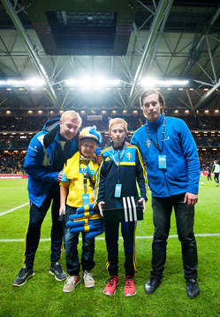 Magnus Hedman (v) poserar med pojkar och en representant