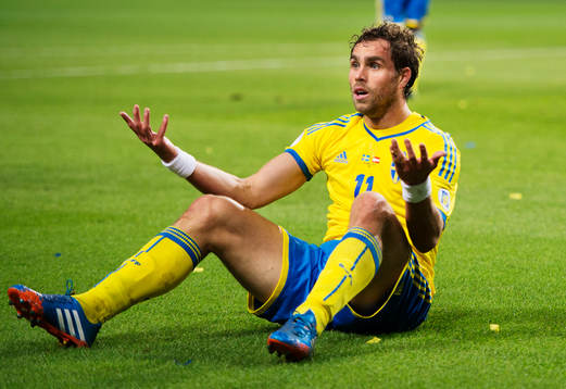 Sveriges Johan Elmander gestikulerar uppgivet
