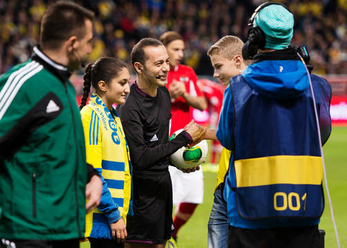 Matchbollen lämnas över