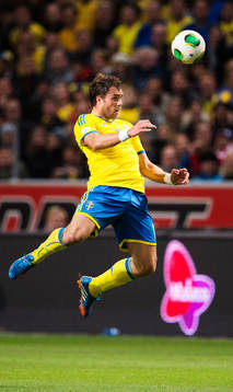 Sveriges Johan Elmander nickar bollen