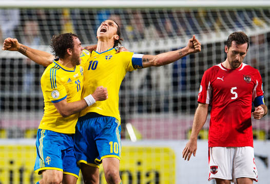 Sveriges Johan Elmander och Zlatan Ibrahimovic jublar