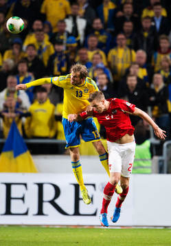 Sveriges Mikael Antonsson i en luftduell med Österrikes