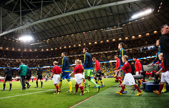 Sveriges Zlatan Ibrahimovic, målvakt Andreas Isaksson och