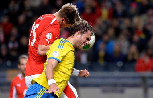 Österrikes Sebastian Prödl i nickduell med Sveriges Johan