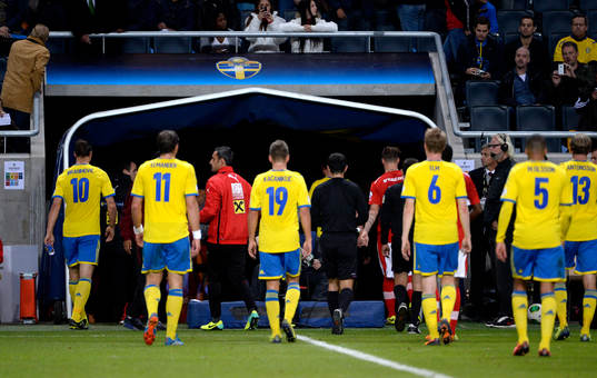 Sveriges lag lämnar planen i halvtid