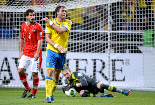 Sveriges Johan Elmander deppar