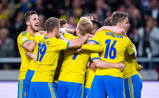Sveriges segerjubel på slutsignal i fotbollsmatchen i
