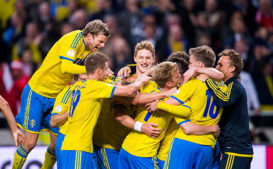 Mikael Antonsson hoppar upp och jublar tillsamman med bl.a.