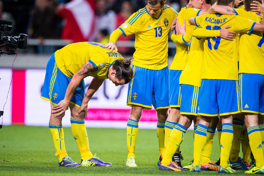 Zlatan Ibrahimovic kliver bak och mår dåligt mitt i jublet