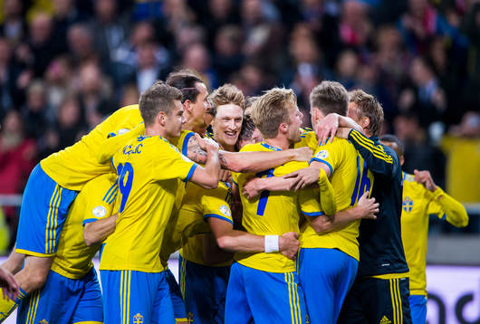 Segerjubel i Sverige på slutsignal i fotbollsmatchen i