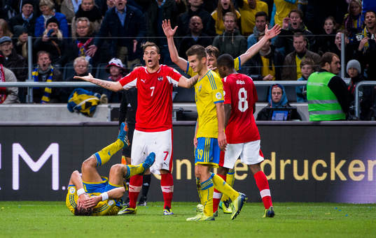 Sveriges Johan Elmander ser ut att skallas av Österrikes