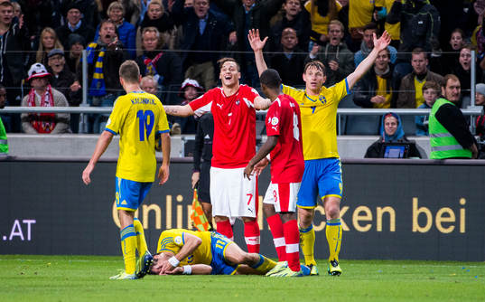 Sveriges Johan Elmander ser ut att skallas av Österrikes