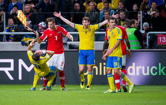Sveriges Johan Elmander ser ut att skallas av Österrikes
