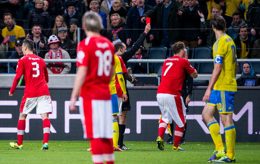 Sveriges Johan Elmander ser ut att skallas av Österrikes