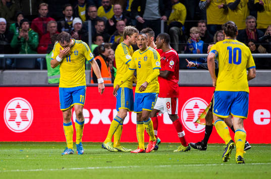 Sveriges Johan Elmander ser ut att skallas av Österrikes