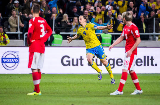Sveriges Zlatan Ibrahimovic jublar