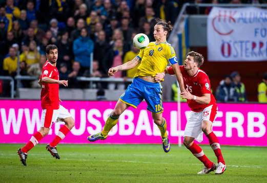 Sveriges Zlatan Ibrahimovic och Österrikes Sebastian Prödl