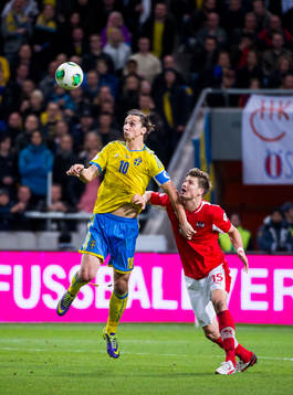 Sveriges Zlatan Ibrahimovic och Österrikes Sebastian Prödl