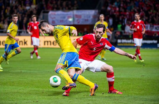 Sveriges Jimmy Durmaz och Österrikes Christian Fuchs