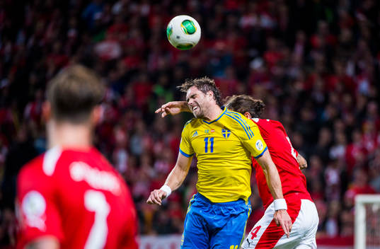 Sveriges Johan Elmander och Österrikes Emanuel Pogatetz i