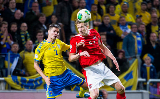 Sveriges Mikael Lustig och Österrikes Marc Janko