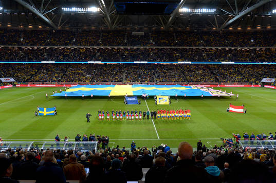Lagen står uppställda på planen innan fotbollsmatchen i
