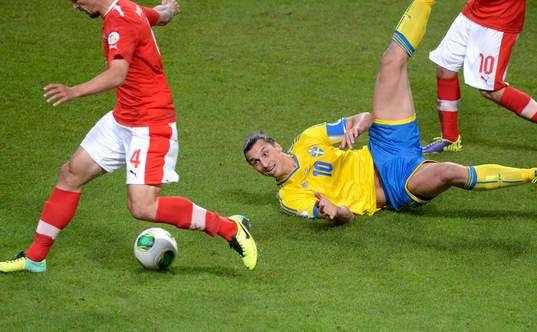 Sveriges Zlatan Ibrahimovic faller