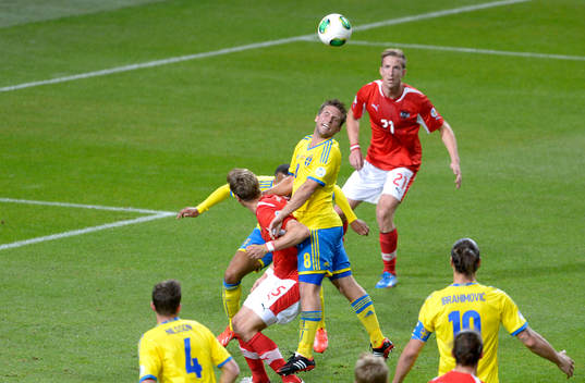 Sveriges Anders Svensson nickar bollen i situationen innan