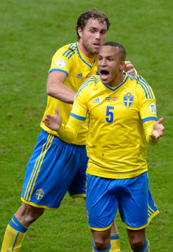Sveriges Johan Elmander och Martin Olsson firar
