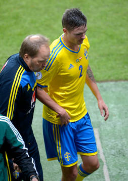 Sveriges Mikael Lustig lämnar skada planen