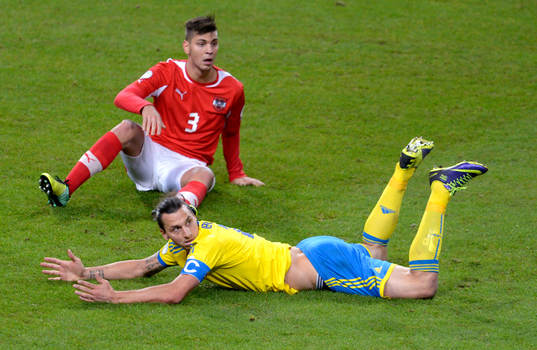 Österrikes Aleksandar Dragovic och Sveriges Zlatan