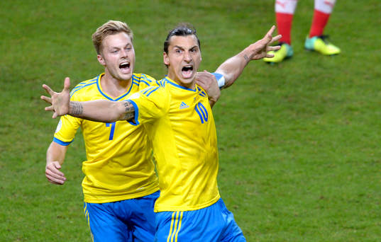 Sveriges Sebastian Larsson och Zlatan Ibrahimovic jublar