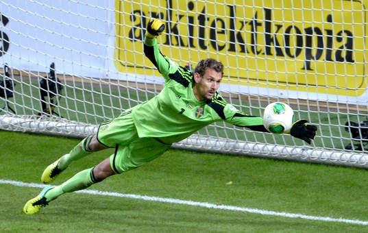 Sveriges målvakt Andreas Isaksson kastar sig