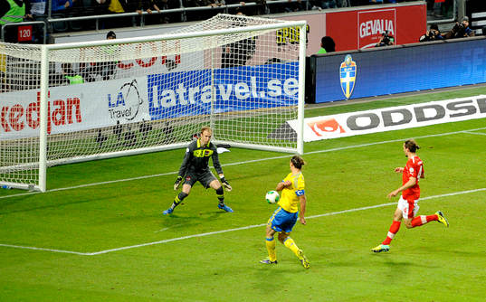 Sveriges Zlatan Ibrahimovic gör 2-1 målet