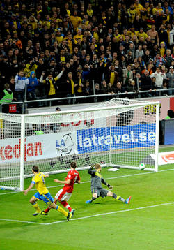 Sveriges Zlatan Ibrahimovic gör 2-1 målet