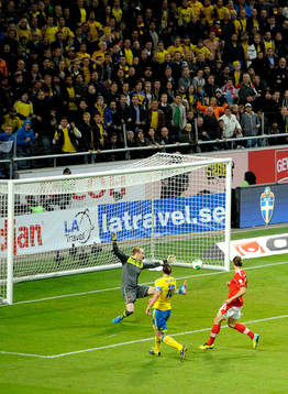 Sveriges Zlatan Ibrahimovic gör 2-1 målet