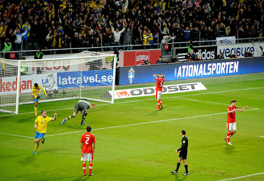 Österrikes spelare deppar och Sveriges Johan Elmander