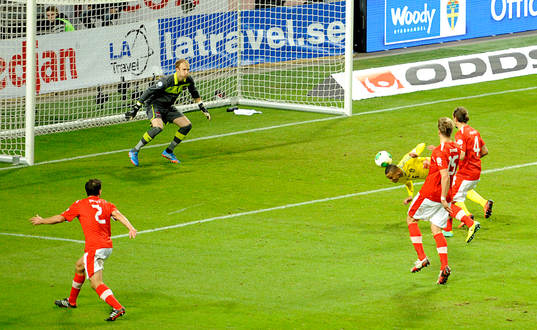 Sveriges Martin Olsson nickar in 1-1 målet