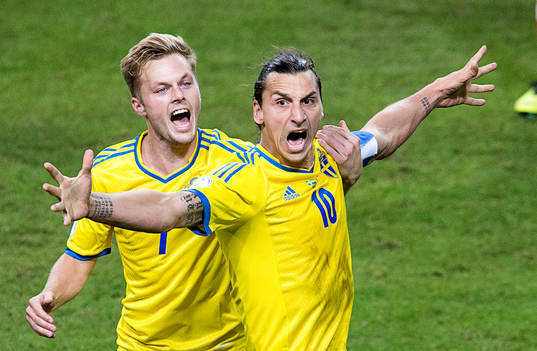 Sveriges Zlatan Ibrahimovic gratuleras Sebastian Larsson