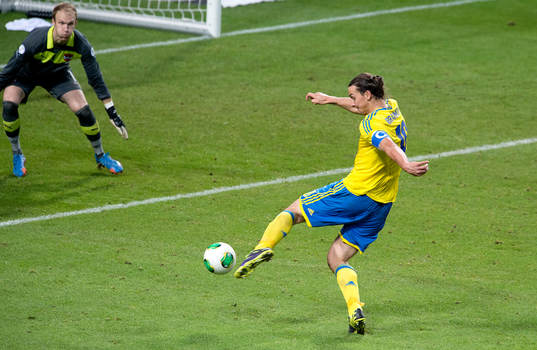 Sveriges Zlatan Ibrahimovic gör 2-1 målet