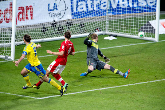 Sveriges Zlatan Ibrahimovic gör 2-1 målet
