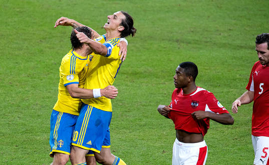 Sveriges Zlatan Ibrahimovic jublar och Österrikes David