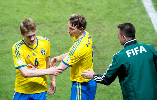 Sveriges Kim Källström byter med Rasmus Elm